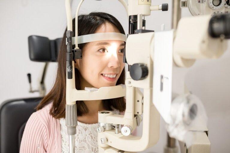 7 signs it may be time to see an eye doctor
